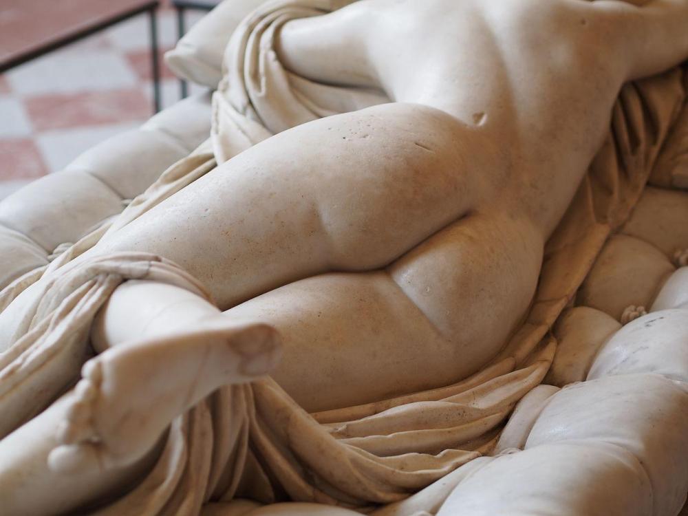 Hermaphrodite_endormi_(fesses)_-_musée_du_Louvre.JPG