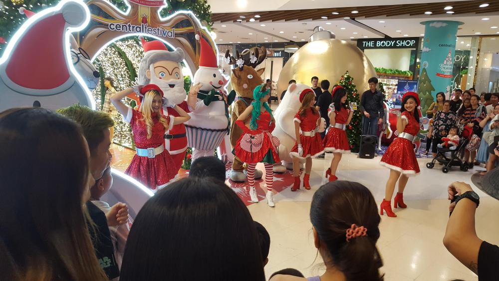 Tree Central Mall 2019 Santas helpers.jpg