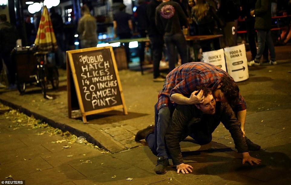 30397480-8490751-Revellers_in_Clapham_London_enjoyed_a_night_in_the_pubs_and_bars-a-7_1593930305872.jpg