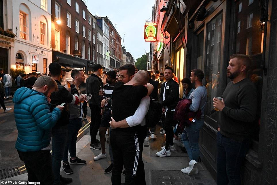 30397360-8490751-Plenty_of_revellers_were_seen_embracing_including_these_two_pub_-a-90_1593911048558.jpg