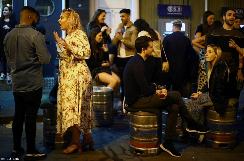 30401532-8490751-Revellers_in_Clapham_in_London_used_beer_kegs_as_seats_as_they_e-a-5_1593930305784.jpg