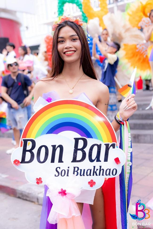 fangparade.jpg.b57d5ae67a1de2cfbb366e66b9c010de.jpg